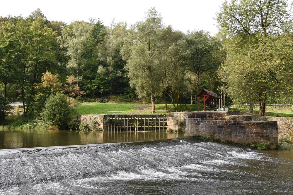 Jedna z velmi p�kn�ch tras pochodu Bene�ovsk� rokle vede pod�l �eky Plou�nice.
