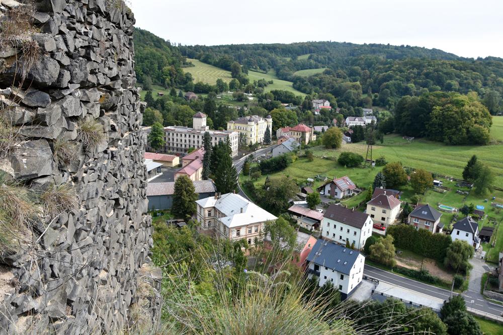 V�hled z hradu Ostr� na Franti�kov nad Plou�nic�. 