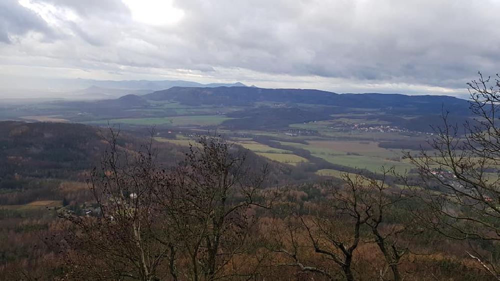 Pohled ze Sedla k vrchol�m �esk�ho st�edoho��.