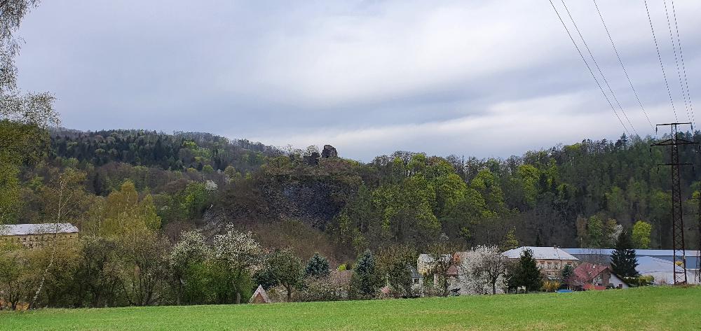 Pohled na hrad Ostr� u Bene�ova nad Plou�nic�.