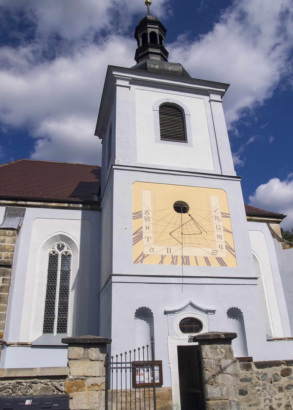 P�ed nov� opraven�m kostelem svat� Anny v Jedlce.