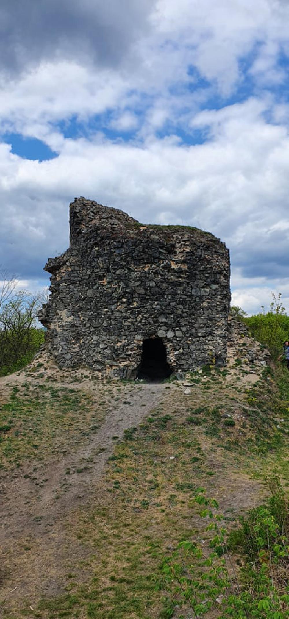 Hrad Ostr� u Bene�ova nad Plou�nic�