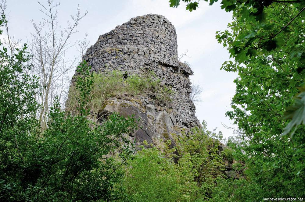 Hrad Ostr� u Bene�ova nad Plou�nic�