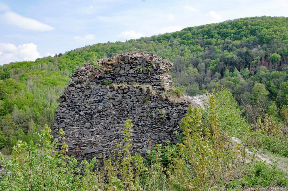 Hrad Ostr� u Bene�ova nad Plou�nic�