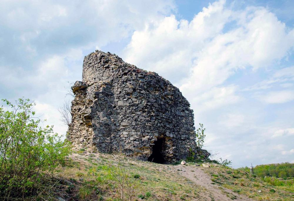 Hrad Ostr� u Bene�ova nad Plou�nic�