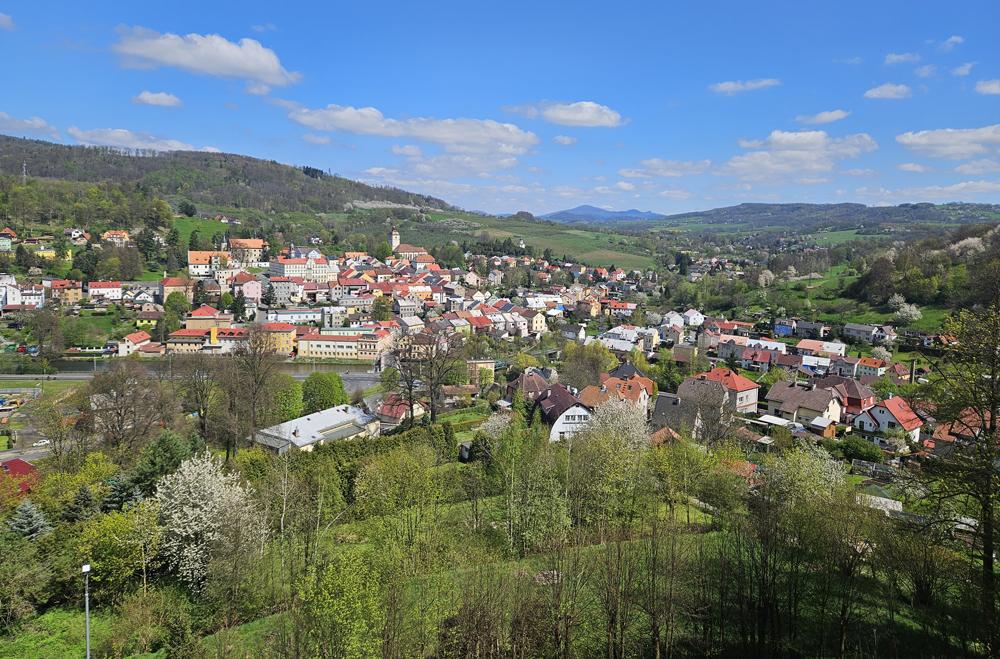 Bene�ov nad Plou�nic� z Plou�nick� vyhl�dky.