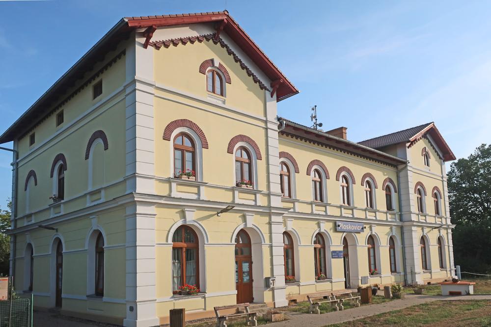 N�dra�� Ploskovicce - startovn� stanovi�t� Litom��ick�ch pochod�.