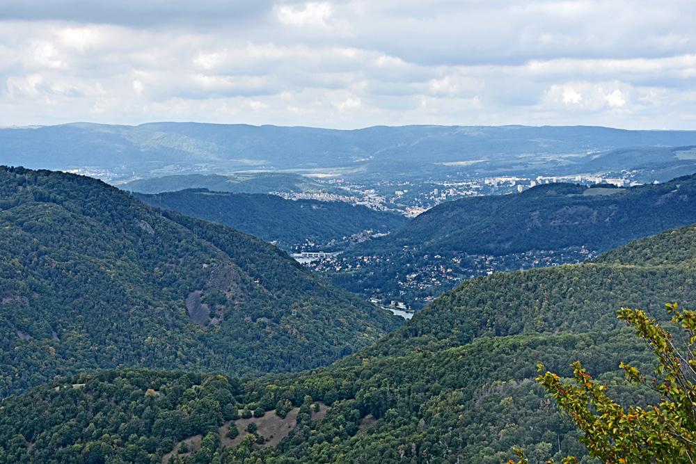 Pohled z rozhledny na Varho�ti sm�rem k �st� nad Labem. 