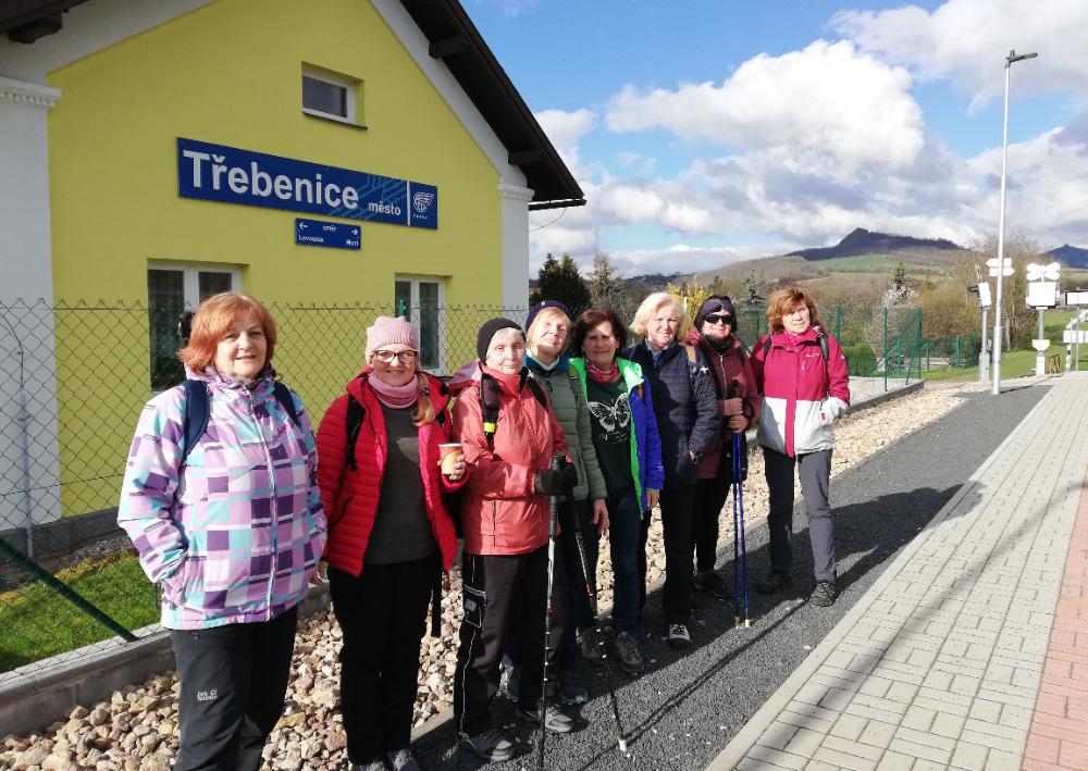T�ebenice - turist� na stanici �vestkov� dr�hy.