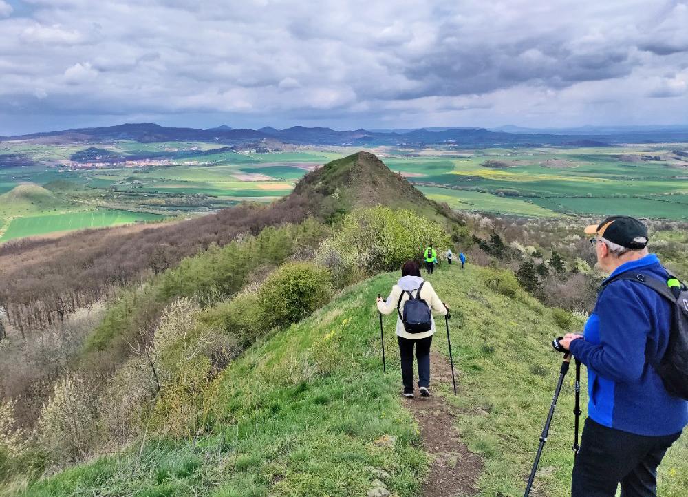 Turist� na vrchu Srdov v �esk�m st�edoho��.