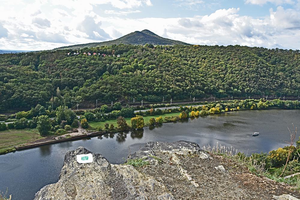 Pohled k Lovo�i z vyhl�dky Kalv�rie - �esk� st�edoho�� (Porta Bohemica)