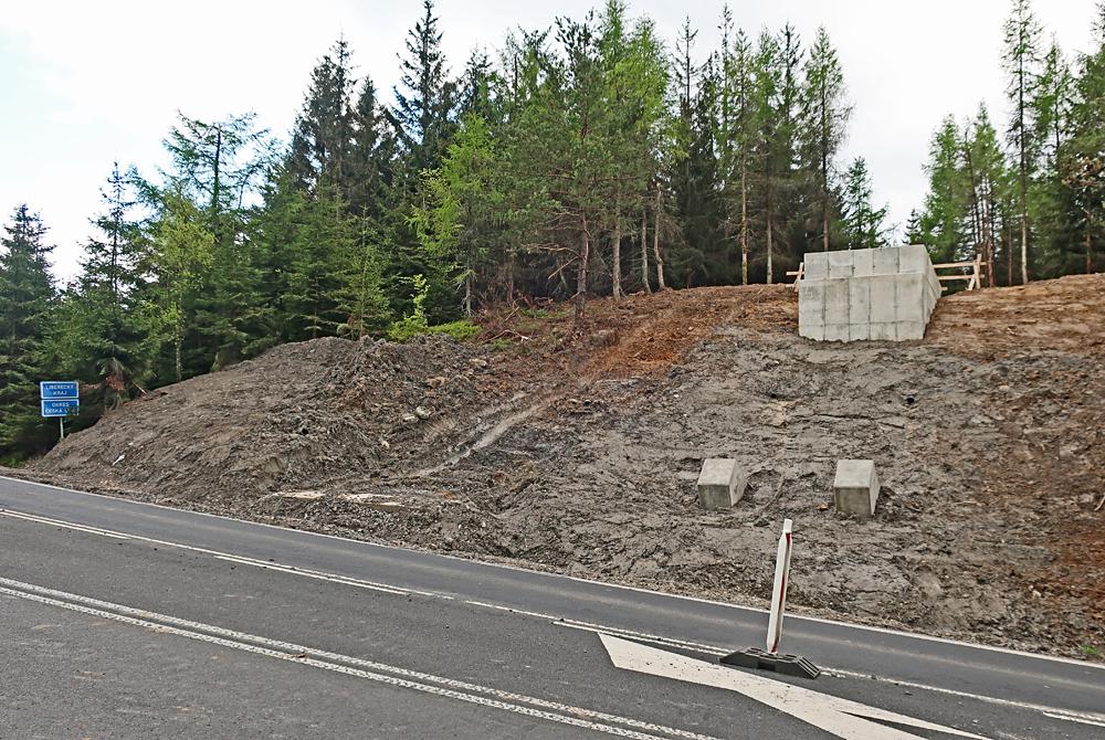 Betonov� patky ji� �ekaj� na usazen� mostu na ��bru