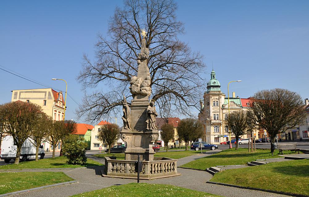 Sloup Nejsv�t�j�� Trojice na n�m�st� M�ru ve �luknov�.