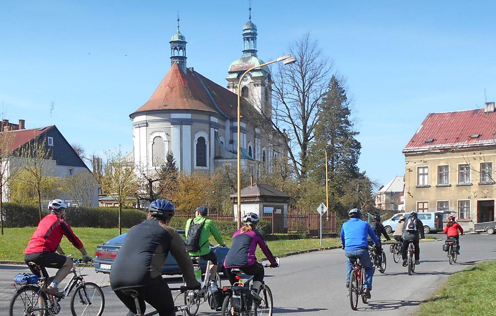 Kolem �idovsk�ho vrchu vede cyklotrasa 3043.