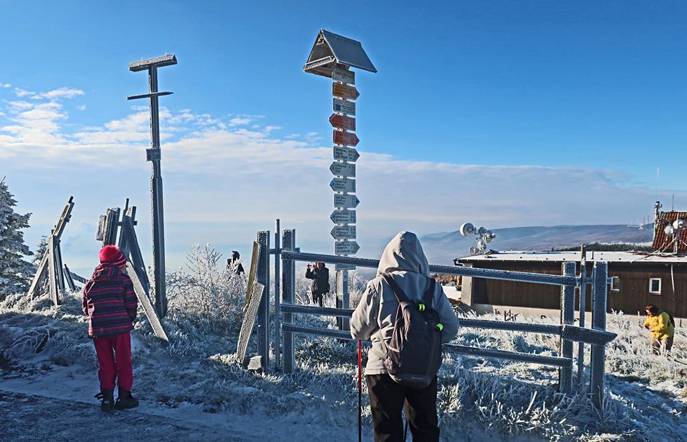 Turistick� rozcestn�k na Kom��� v�ce.