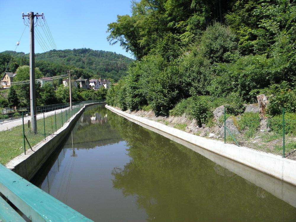 Zp�tn� pohled na vodn� n�hon