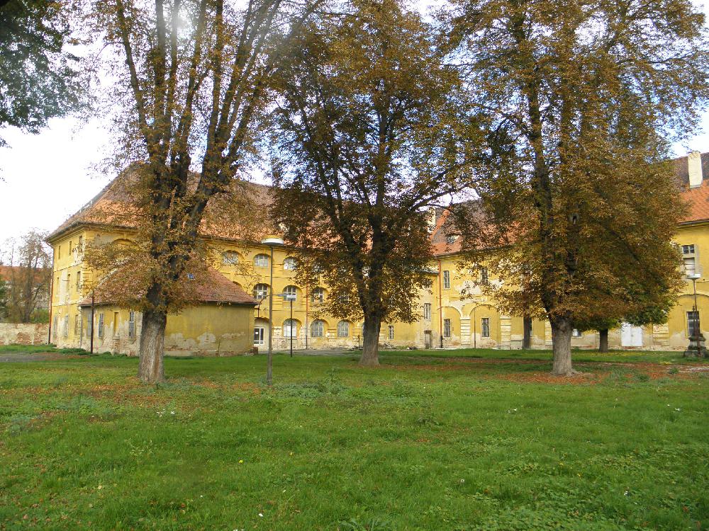 Pohled ze dvora na vojensk� lazaret v Terez�nsk� pevnosti.