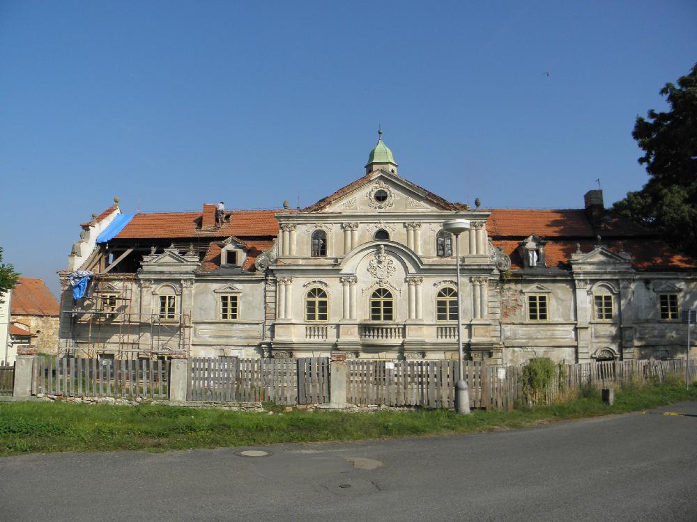 Z�mek Pol�ky v rekonstrukci - zast�vka Doupovsk� dr�hy