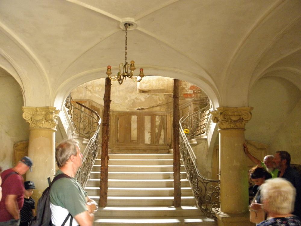 Vstupn� hala z�mku Pol�ky a pohled na schodi�t�. 