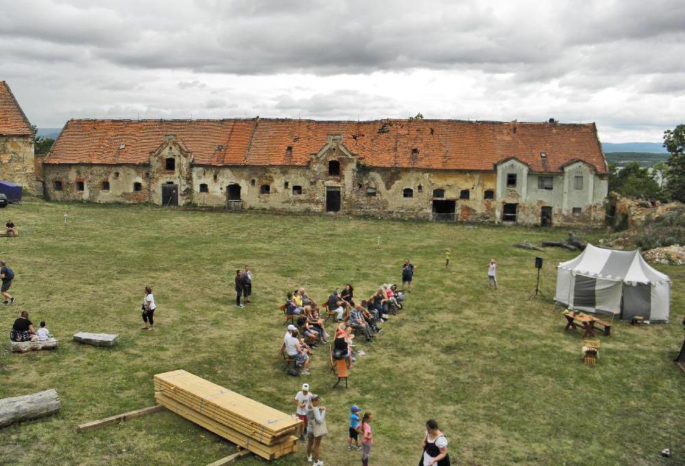 Kulturn� program na n�dvo�� z�mku Pol�ky