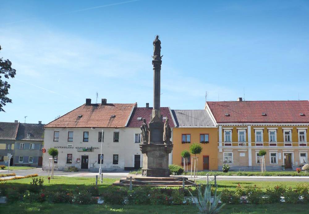 Radonice - dominantou n�m�st� je novogotick� mari�nsk� sloup z obdob� 1846�1871