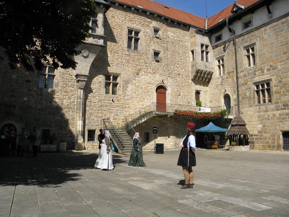 Jedna z mnoha uk�zek dobov�ch tanc� na Budyni.