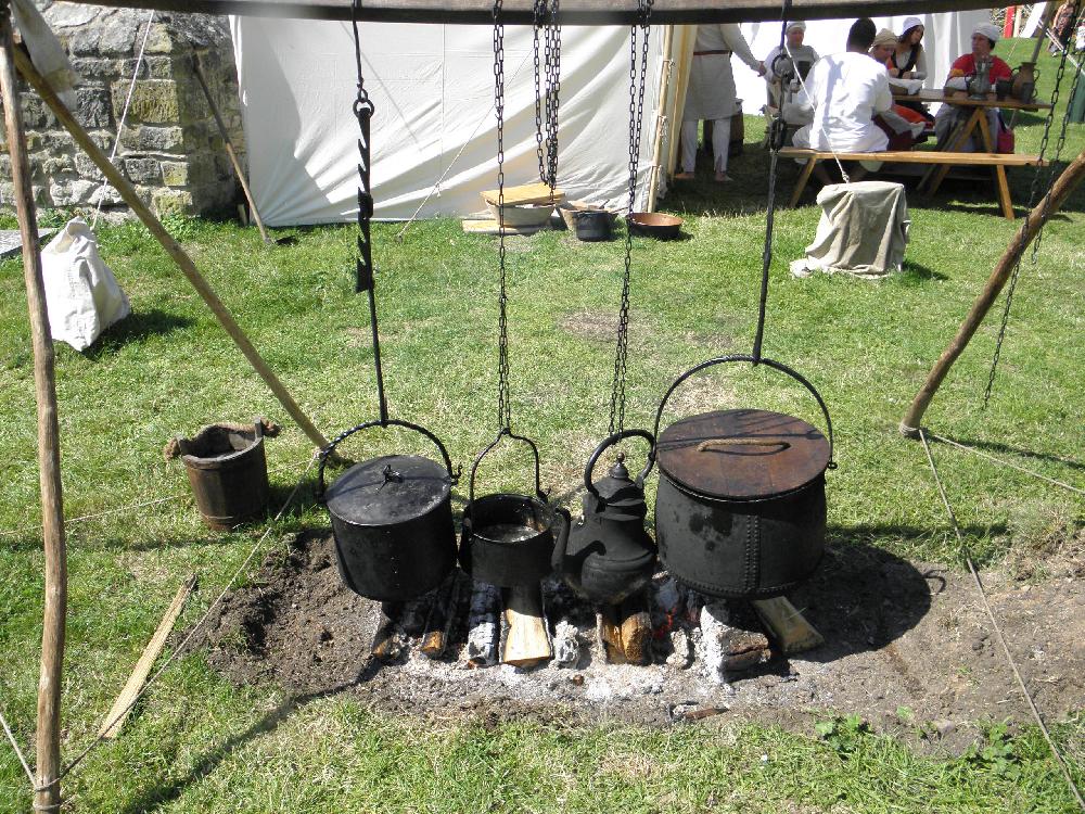 Dobov� p��prava ob�da pro ��inkuj�c� v bitv� u Budyn�.