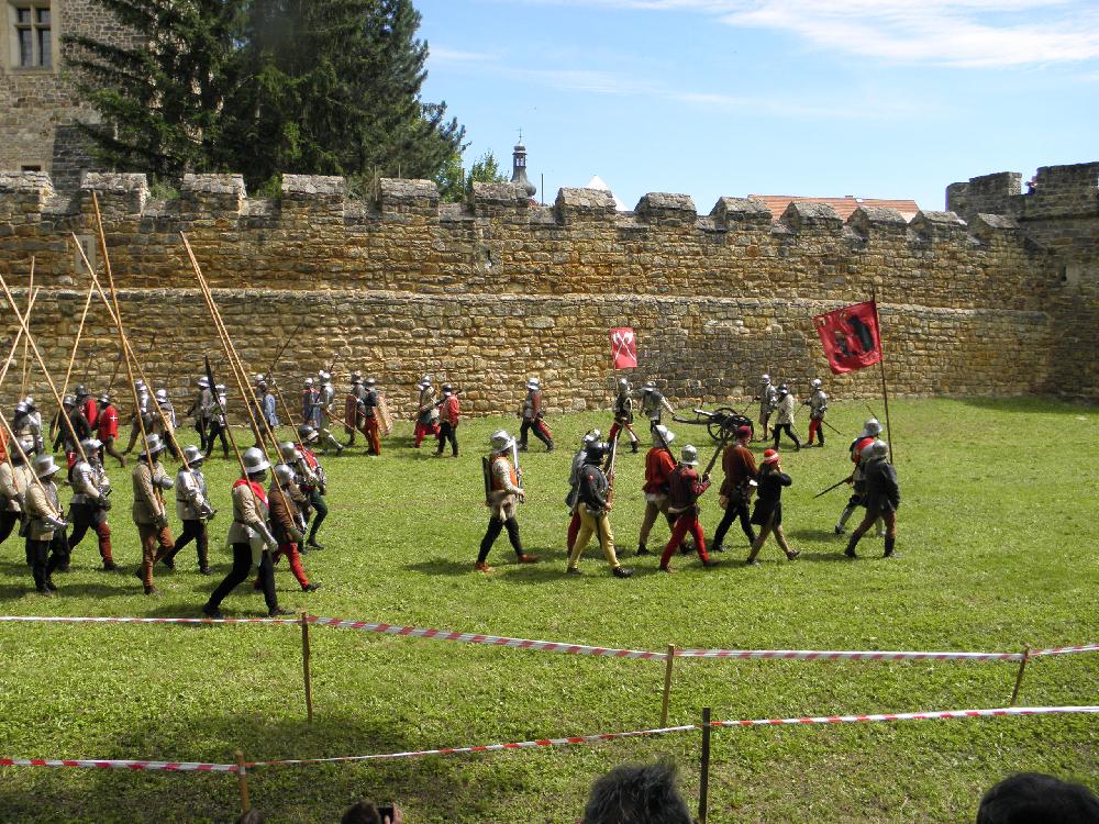 �vodn� defil� vojsk pod vodn�m hradem Budyn� nad Oh��.