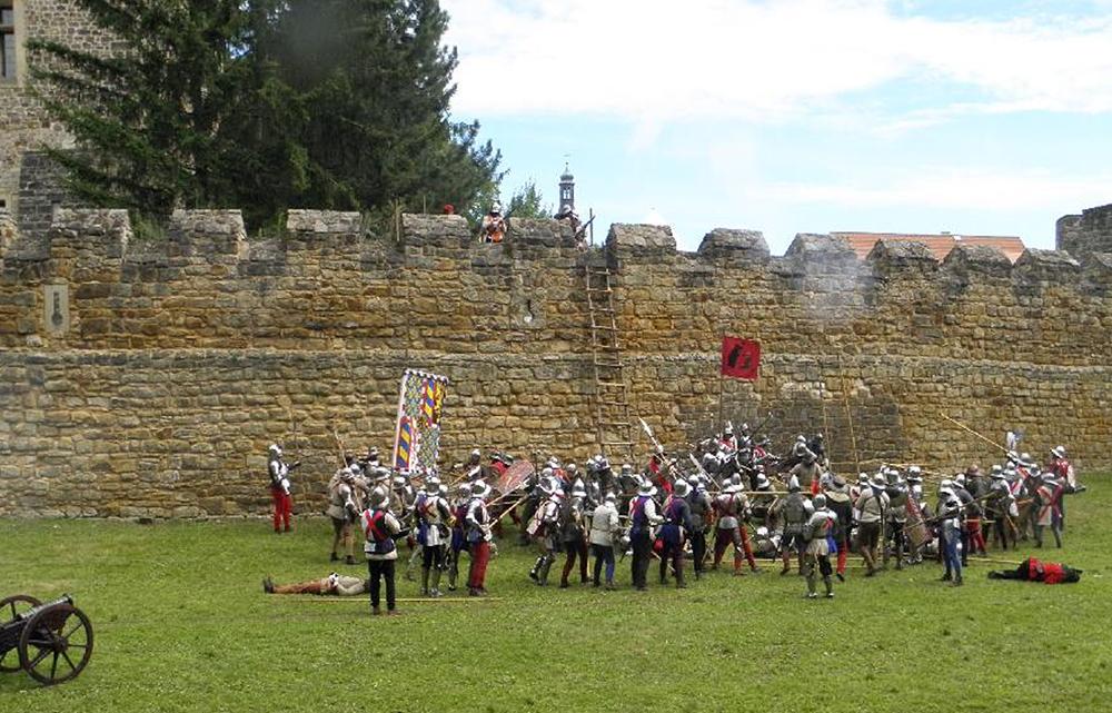 Jedna ze �arv�tek u vodn�ho hradu Budyn� v Doln�m Pooh��.