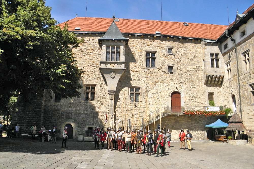 Defil� voj�k� p�ed bitvou u hradu Budyn�.