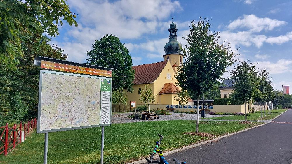 Centrem obce je kostel barokn� sv. Jakuba na rom�nsk�ch z�kladech. 