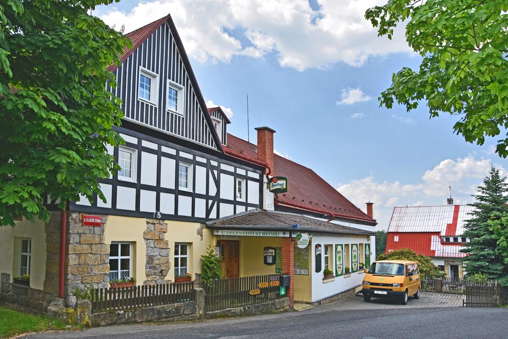 Hotel U Zelen�ho stromu je p��mo u hlavn� silnice vedouc� z Janova do H�enska.