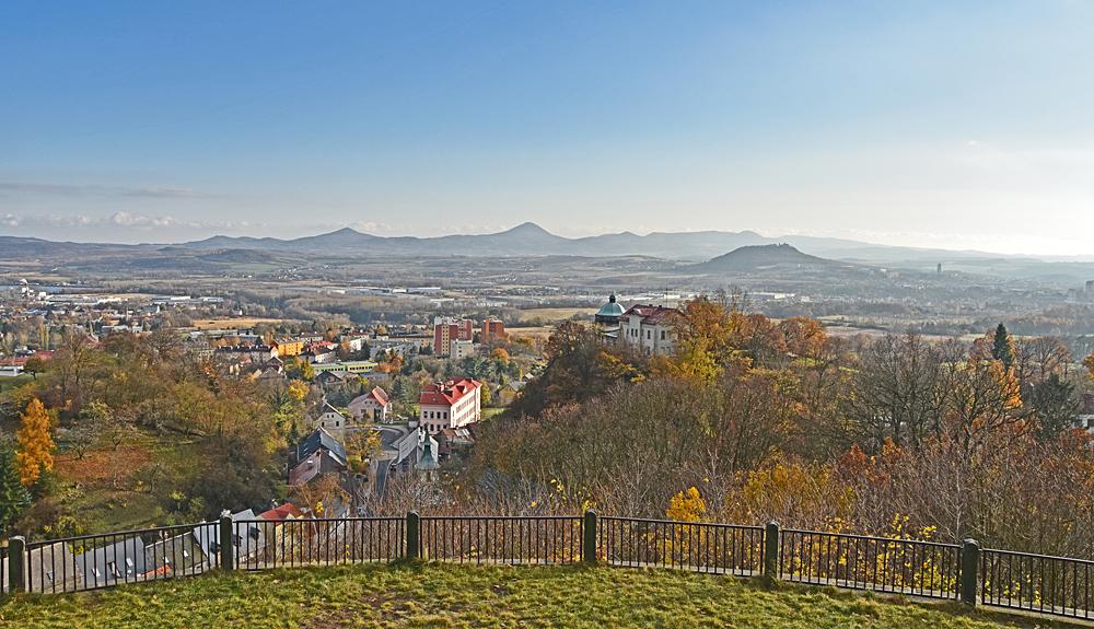Z vyhl�dky na hrad� Krupka vid�me na Teplice pod hradem Doubravkou a �esk� st�edoho��.