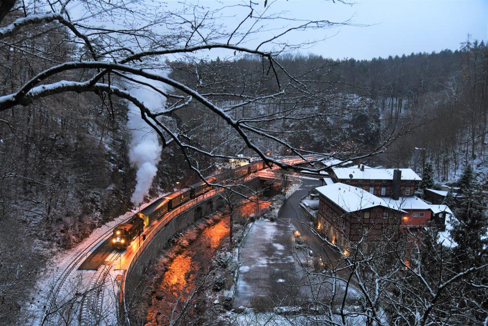 zkorozchodn eleznice Weieritztal v adventnm obdob.