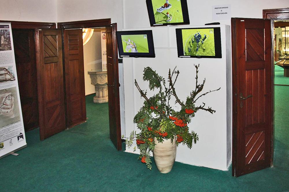 Expozice hrad� �esk�ho st�edoho�� v T�ebenic�ch.