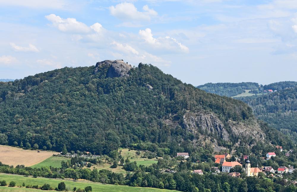 Hrad Kalich v �esk�m st�edoho��.