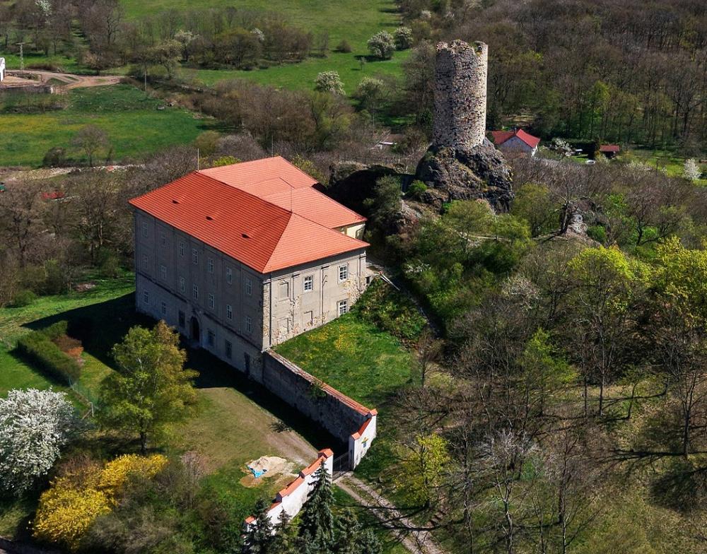 Celkov� pohled na z�mek Skalka ve Vlastislavi.