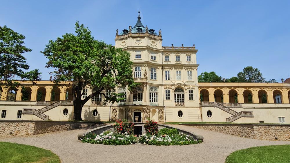 Z�mek Ploskovice sv�m architektonick�m �e�en�m pat�� mezi nejkr�sn�j�� pam�tky �steck�ho kraje.
