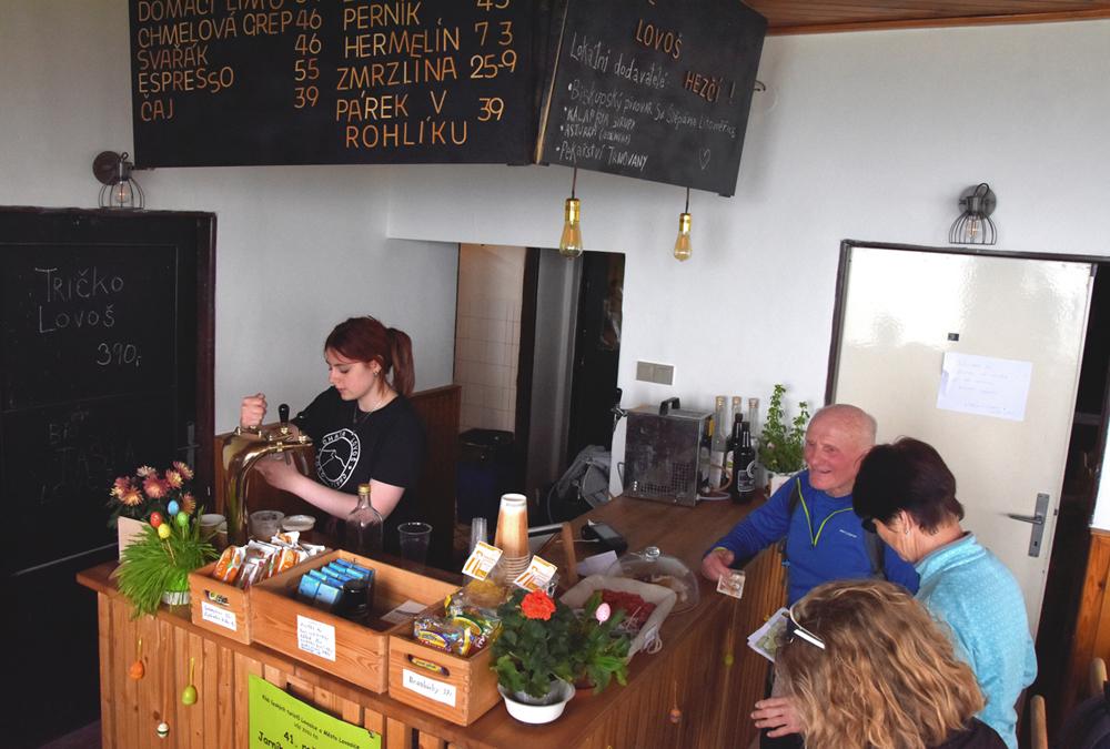 Turistick� chata na Lovo�i v �esk�m st�edoho��.