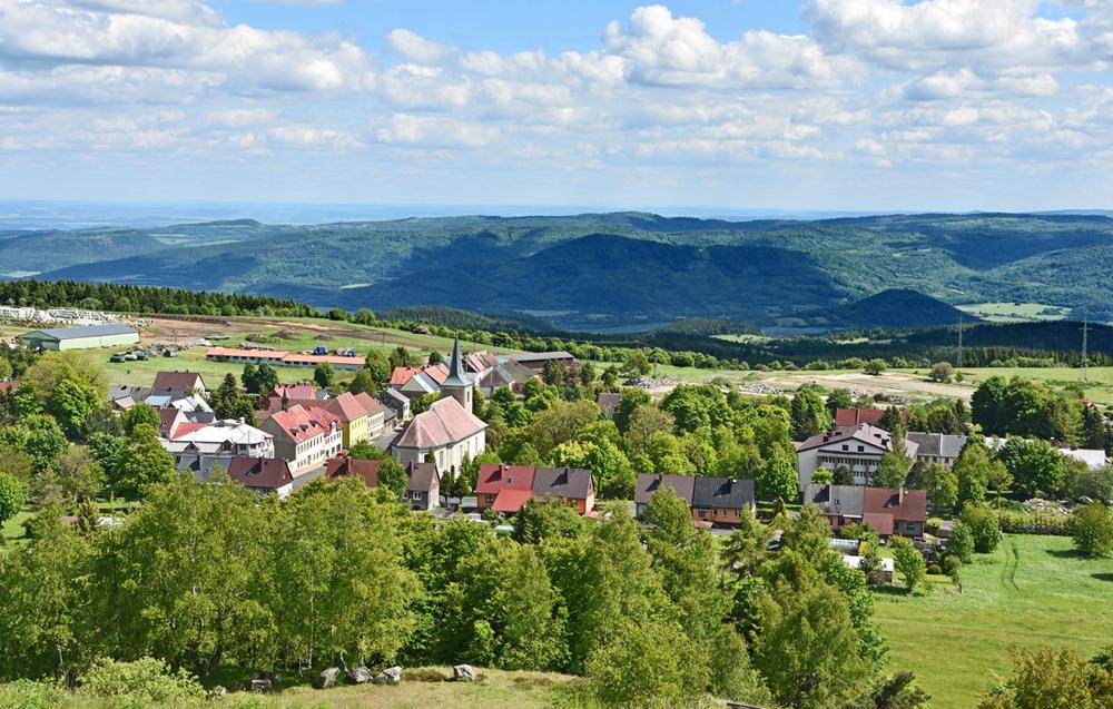 H�ebenovka - v�hled z M�dn�ku na M�d�nec a Doupovsk� hory.