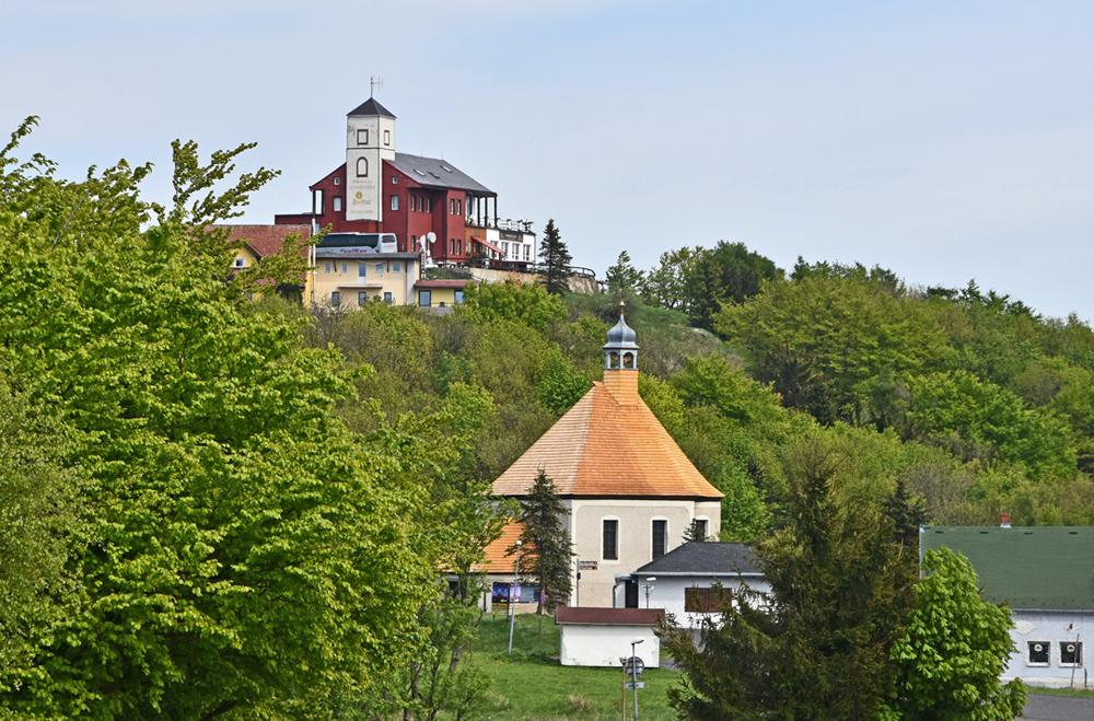 H�ebenovka - Kom��� h�rka a kaple svat�ho Wolfganga.