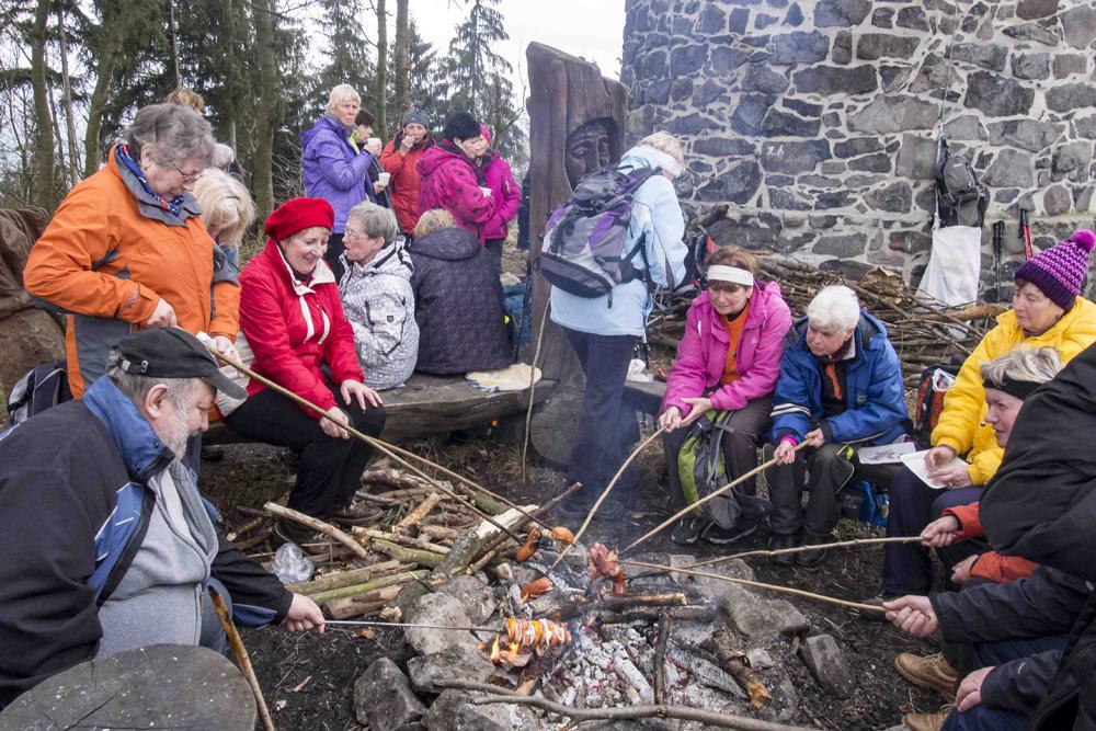 Turist� op�kaj� �pek��ky na Jarn�m srazu D���nska.