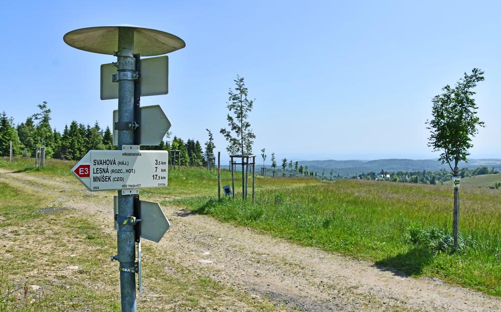 Rozcestn�k na Kru�nohorsk� H�ebenovce.