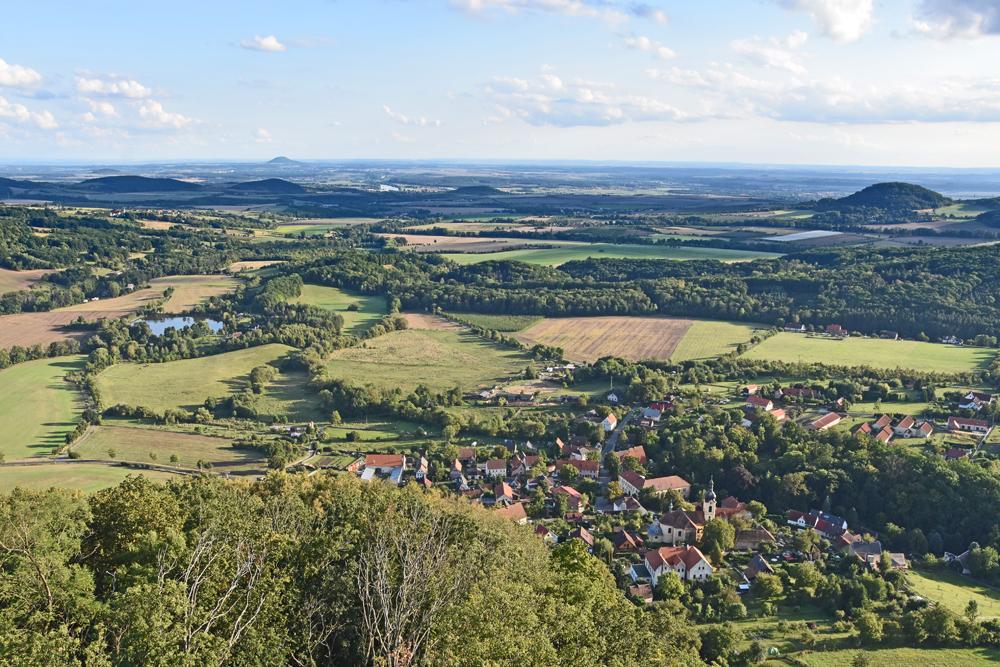 V�hled z hradu Kalichu na T�ebu��n sm�rem k ho�e ��p.