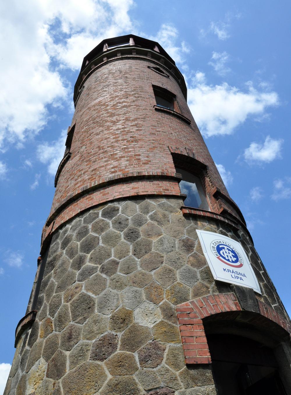 Provoz rozhledny na Dymn�ku zaji��uje Klub �esk�ch turist� z Kr�sn� L�py. 