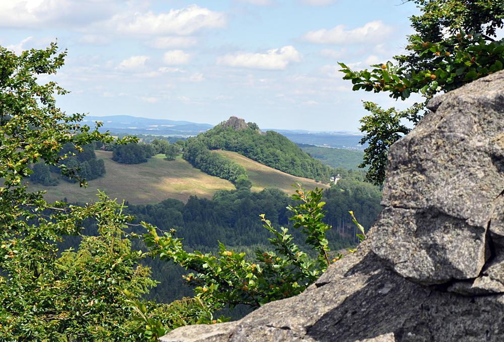 Hrad Tol�tejn z vyhl�dky P�tikosteln� k�men