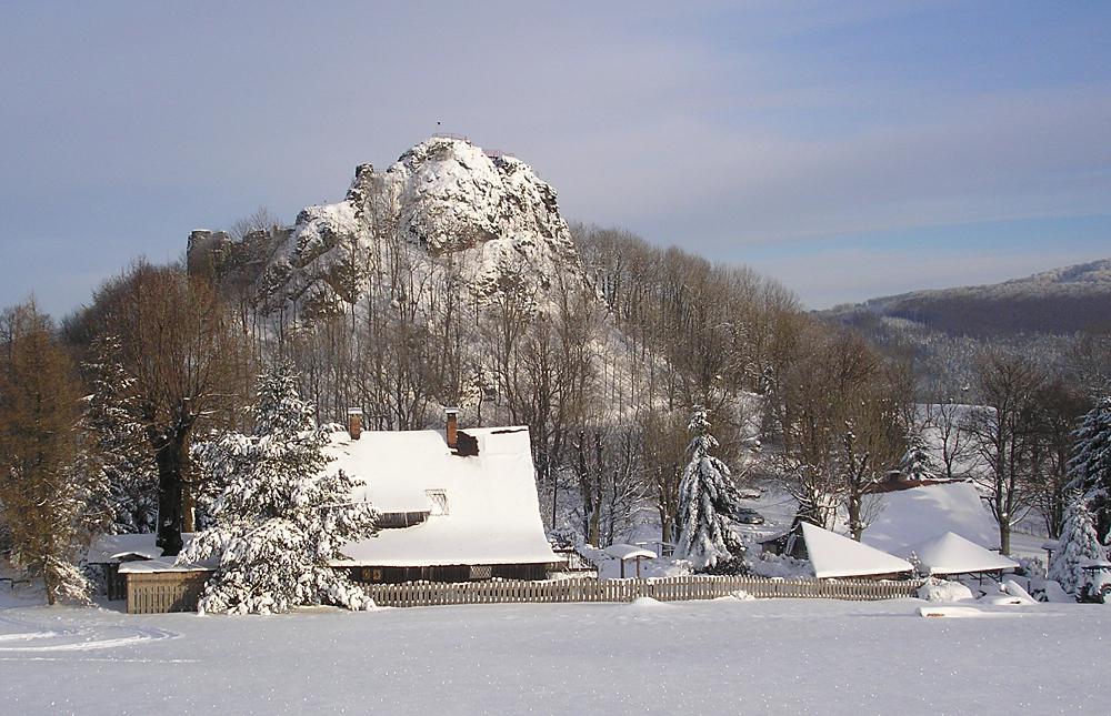 Hrad Tol�tejn v zim�
