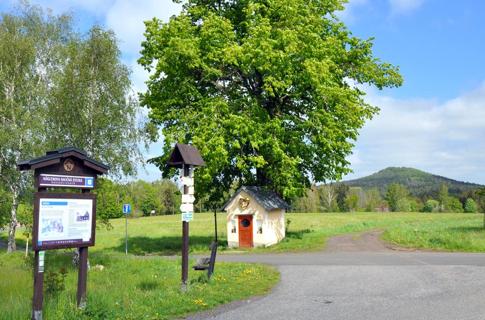 Kapli�ka Nejsv�t�j�� trojice u Sn�n�.
