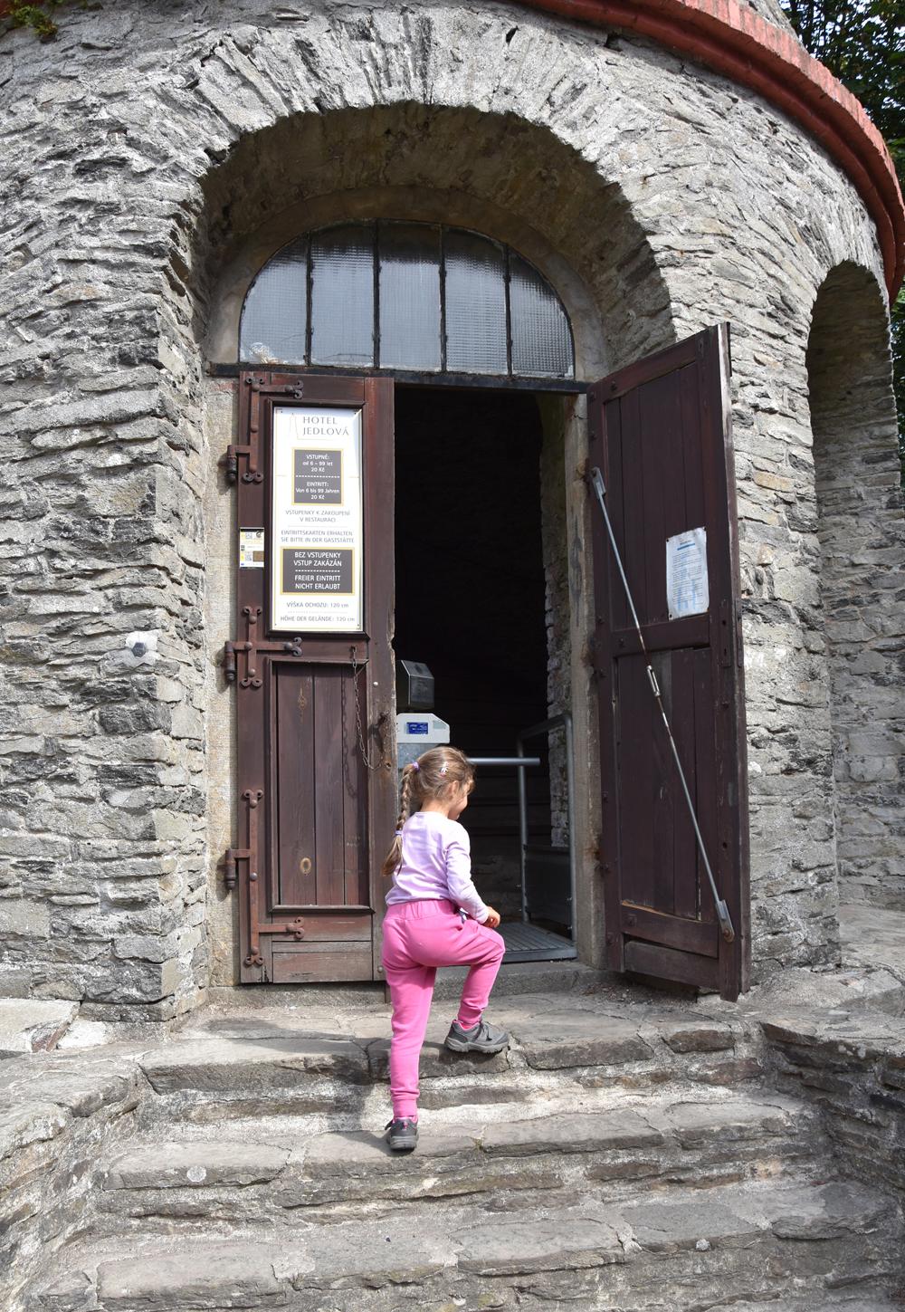 Vchod do rozhledny Jedlov�