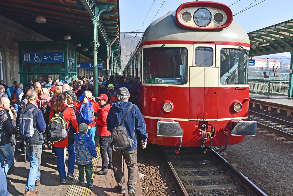 Podkru�nohorsk� motor��ek - turistick� lok�lka T11 - D���n hlavn� n�dra��